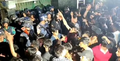 চট্টগ্রামে ৬ ঘণ্টা অবরুদ্ধ পুলিশ