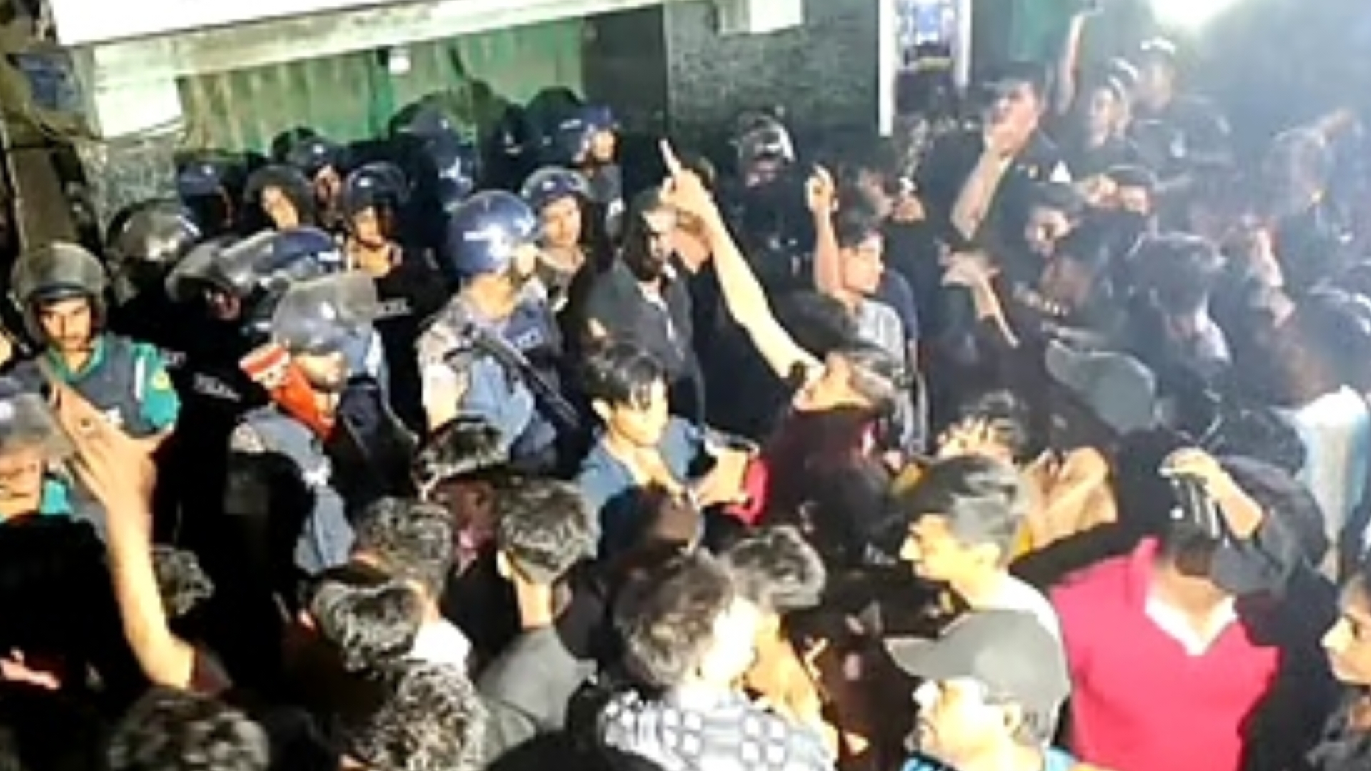 চট্টগ্রামে ৬ ঘণ্টা অবরুদ্ধ পুলিশ