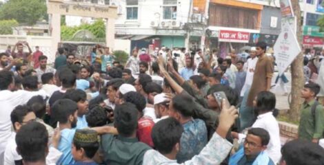নাসীরুদ্দীন পাটওয়ারীর ওপর ডিম ছুড়লো কারা?