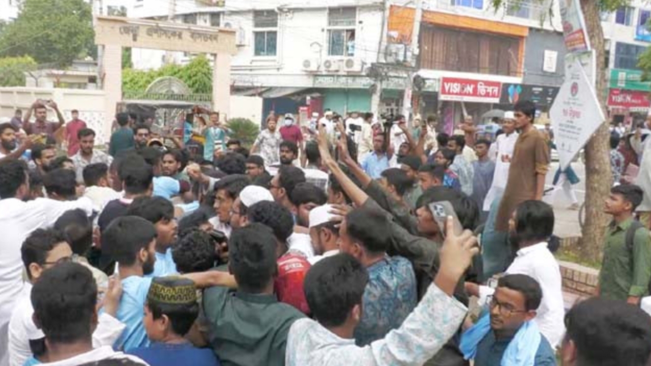 নাসীরুদ্দীন পাটওয়ারীর ওপর ডিম ছুড়লো কারা?
