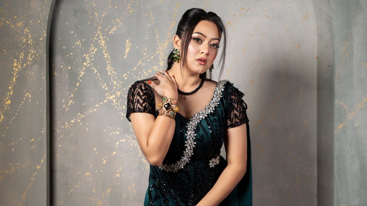 সবুজ গাউনে নজর কাড়লেন দীঘি