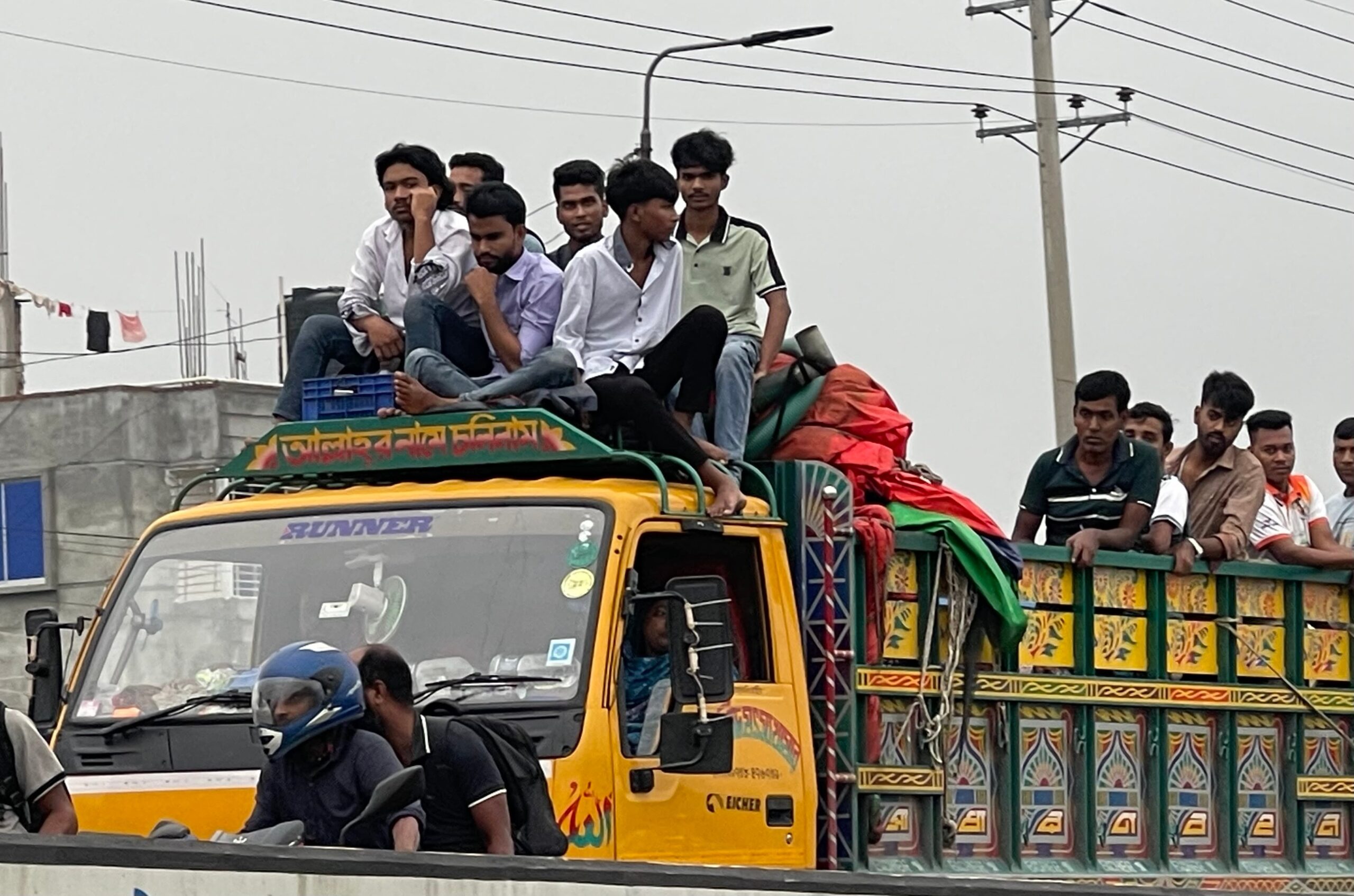 টাঙ্গাইলের মর্মান্তিক দুর্ঘটনার পরও থামছে না ট্রাক-পিকআপে ঝুঁকিপূর্ণ ঈদযাত্রা