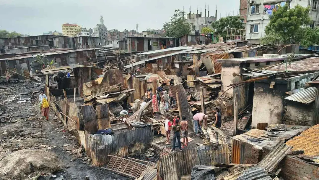 কালশীর বস্তিতে ভয়াবহ আগুন, ঈদের আগে খোলা আকাশের নিচে শত পরিবার