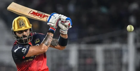 বেঙ্গালুরুকে শীর্ষে তুললেন কোহলি, গড়লেন রেকর্ড