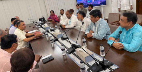 পরিচ্ছন্নতাকর্মীদের জন্য প্রধানমন্ত্রীর ঈদ উপহার, মেয়রদের হাতে চেক হস্তান্তর