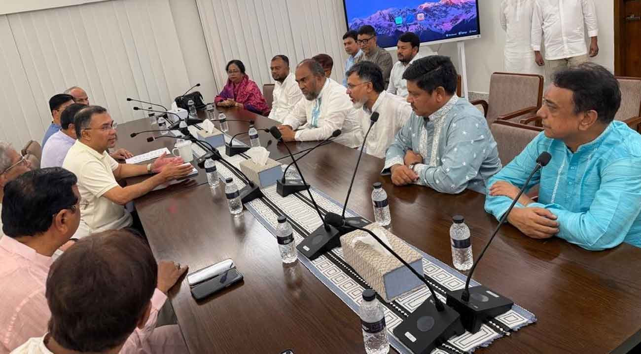 পরিচ্ছন্নতাকর্মীদের জন্য প্রধানমন্ত্রীর ঈদ উপহার, মেয়রদের হাতে চেক হস্তান্তর