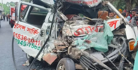 বাস-অ্যাম্বুলেন্স সংঘর্ষ, একই পরিবারের প্রাণ গেল ৪ জনের