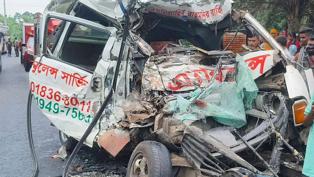 বাস-অ্যাম্বুলেন্স সংঘর্ষ, একই পরিবারের প্রাণ গেল ৪ জনের