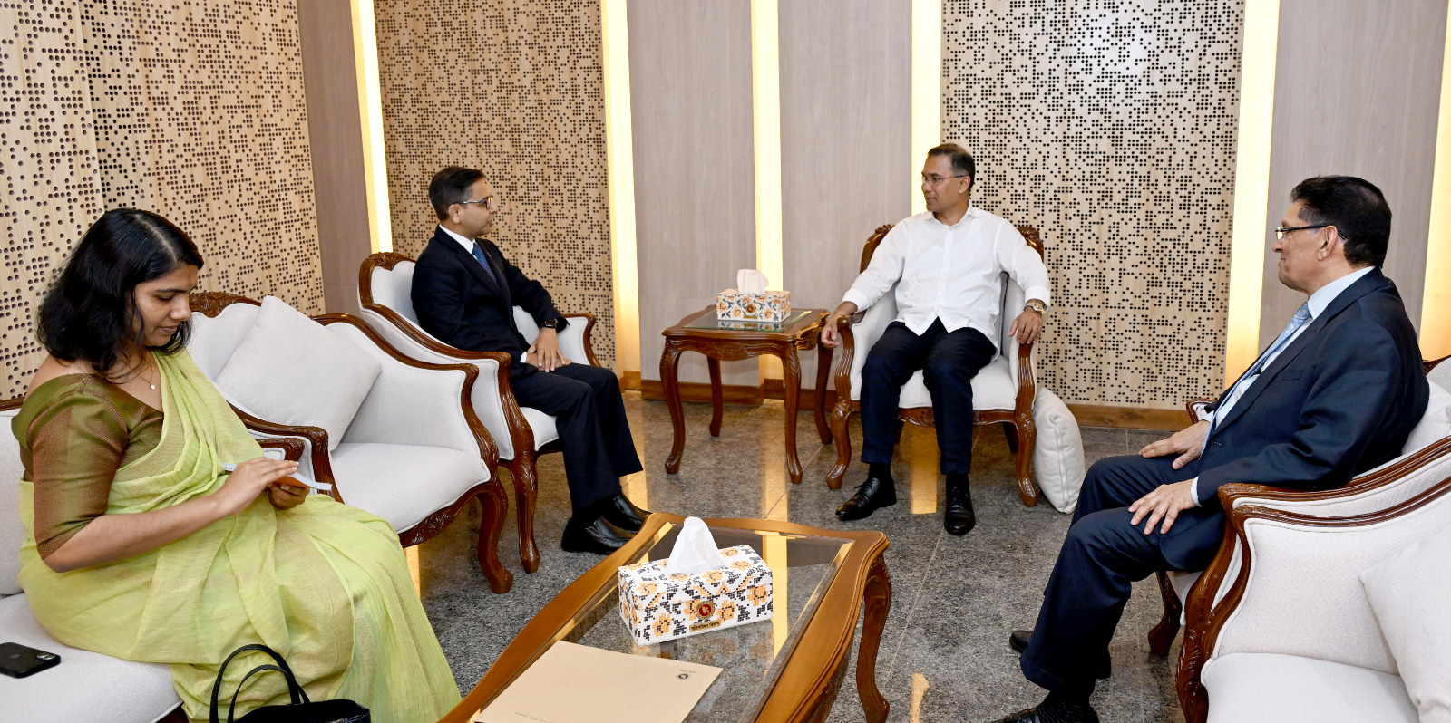 প্রধানমন্ত্রীর সঙ্গে বিদায়ী সাক্ষাৎ ভারতীয় হাইকমিশনার প্রণয় ভার্মার