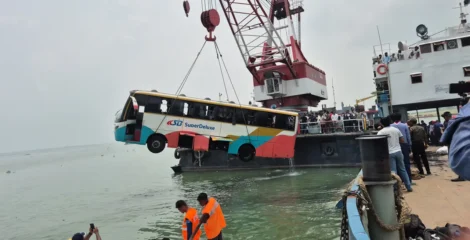 নদীতে বাস তলিয়ে গেলেও বেঁচে গেলেন ৪০ যাত্রী