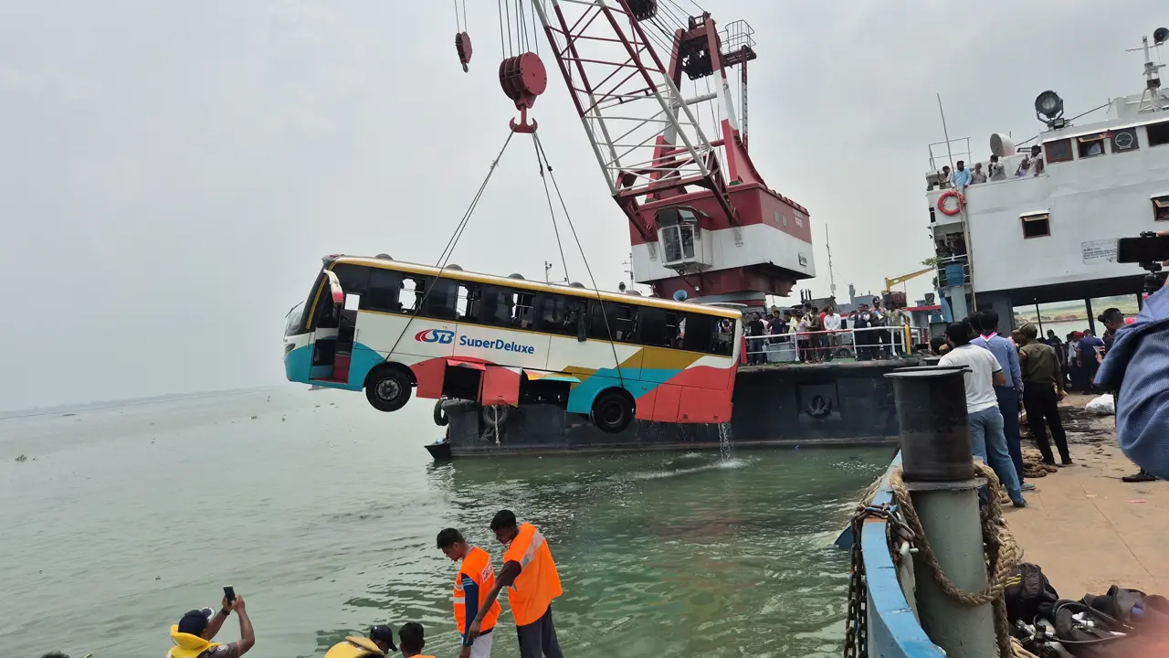 নদীতে বাস তলিয়ে গেলেও বেঁচে গেলেন ৪০ যাত্রী