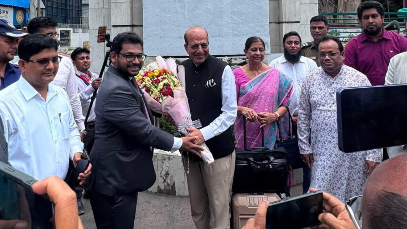 বেনাপোল সীমান্ত দিয়ে বাংলাদেশে এলেন দীনেশ ত্রিবেদী, উষ্ণ অভ্যর্থনা