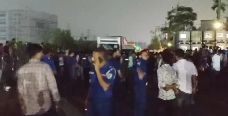 গাজীপুরে শ্রমিকদের মহাসড়ক অবরোধ, চার কিলোমিটার যানজট