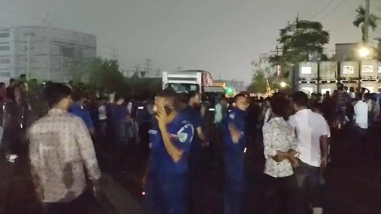 গাজীপুরে শ্রমিকদের মহাসড়ক অবরোধ, চার কিলোমিটার যানজট
