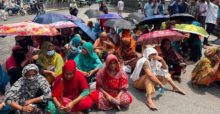 বেতন-ভাতার দাবিতে তেজগাঁওয়ে শ্রমিকদের সড়ক অবরোধ, তীব্র যানজট
