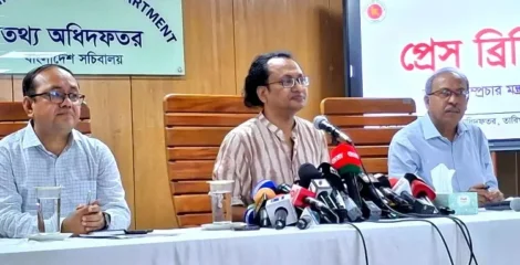 পারফরম্যান্সে অসন্তুষ্ট হলে মন্ত্রিসভায় নতুন মুখ আনতে পারেন প্রধানমন্ত্রী : তথ্য উপদেষ্টা