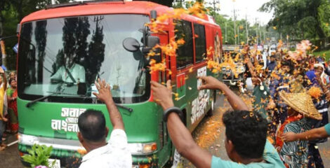 চা শ্রমিকদের ফুলবৃষ্টিতে সিক্ত প্রধানমন্ত্রী, পথে পথে অভ্যর্থনা