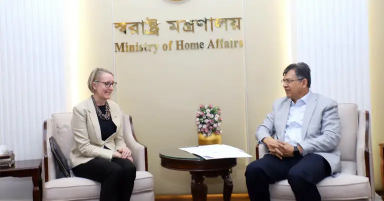 স্বরাষ্ট্রমন্ত্রীর সঙ্গে যুক্তরাজ্যের হাইকমিশনারের সাক্ষাৎ, নিরাপত্তা ও অভিবাসন ইস্যুতে আলোচনা