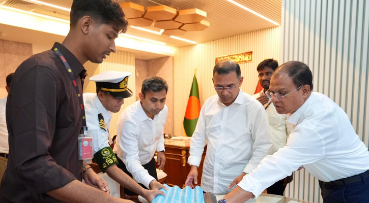 সবজি থেকে পলিথিন, কলাগাছ থেকে টিন, তরুণের উদ্ভাবনে মুগ্ধ প্রধানমন্ত্রী
