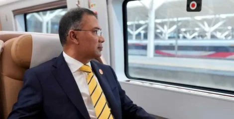 দালিয়ান থেকে বুলেট ট্রেনে বেইজিংয়ের পথে প্রধানমন্ত্রী