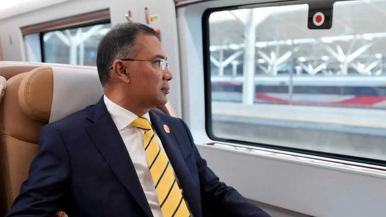 দালিয়ান থেকে বুলেট ট্রেনে বেইজিংয়ের পথে প্রধানমন্ত্রী