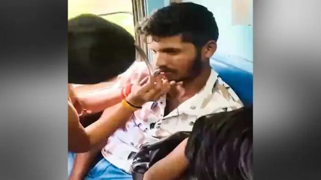 ট্রেনে তরুণীকে উত্ত্যক্ত, সাহসী প্রতিবাদে লজ্জায় পড়লেন যুবক