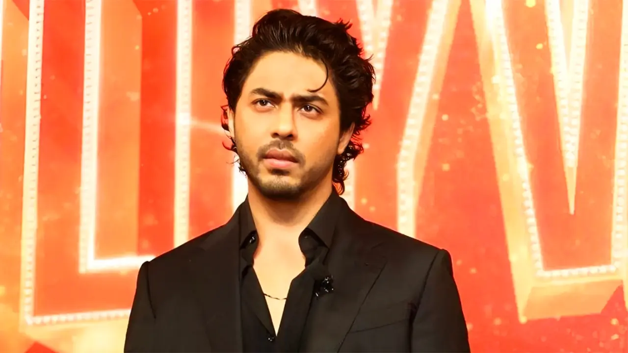 প্রেমের গুঞ্জনের মাঝে তরুণীর সঙ্গে দেখা গেল আরিয়ানকে
