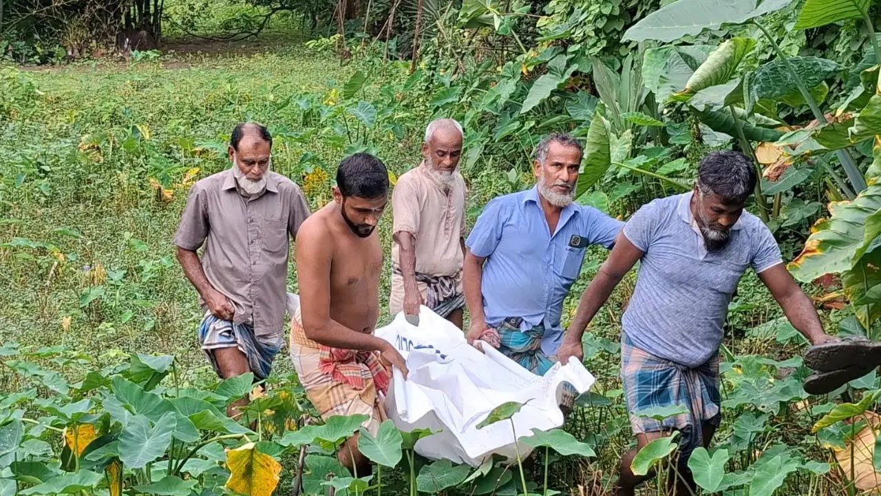 নিখোঁজের দুই দিন পর ডোবায় মিলল পা বাঁধা বস্তাবন্দি যুবকের মরদেহ