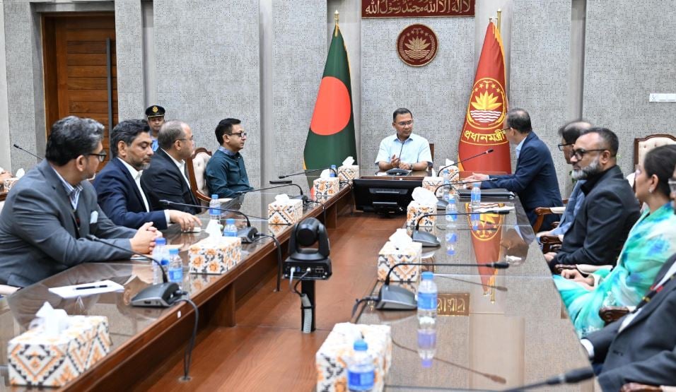 পোশাক শিল্পের প্রতিবন্ধকতা দ্রুত দূর করার নির্দেশ প্রধানমন্ত্রীর
