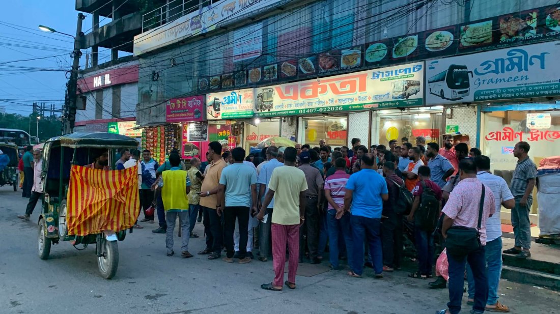 রাজশাহীতে আন্তঃজেলা বাস চলাচল বন্ধ, ভোগান্তিতে যাত্রীরা