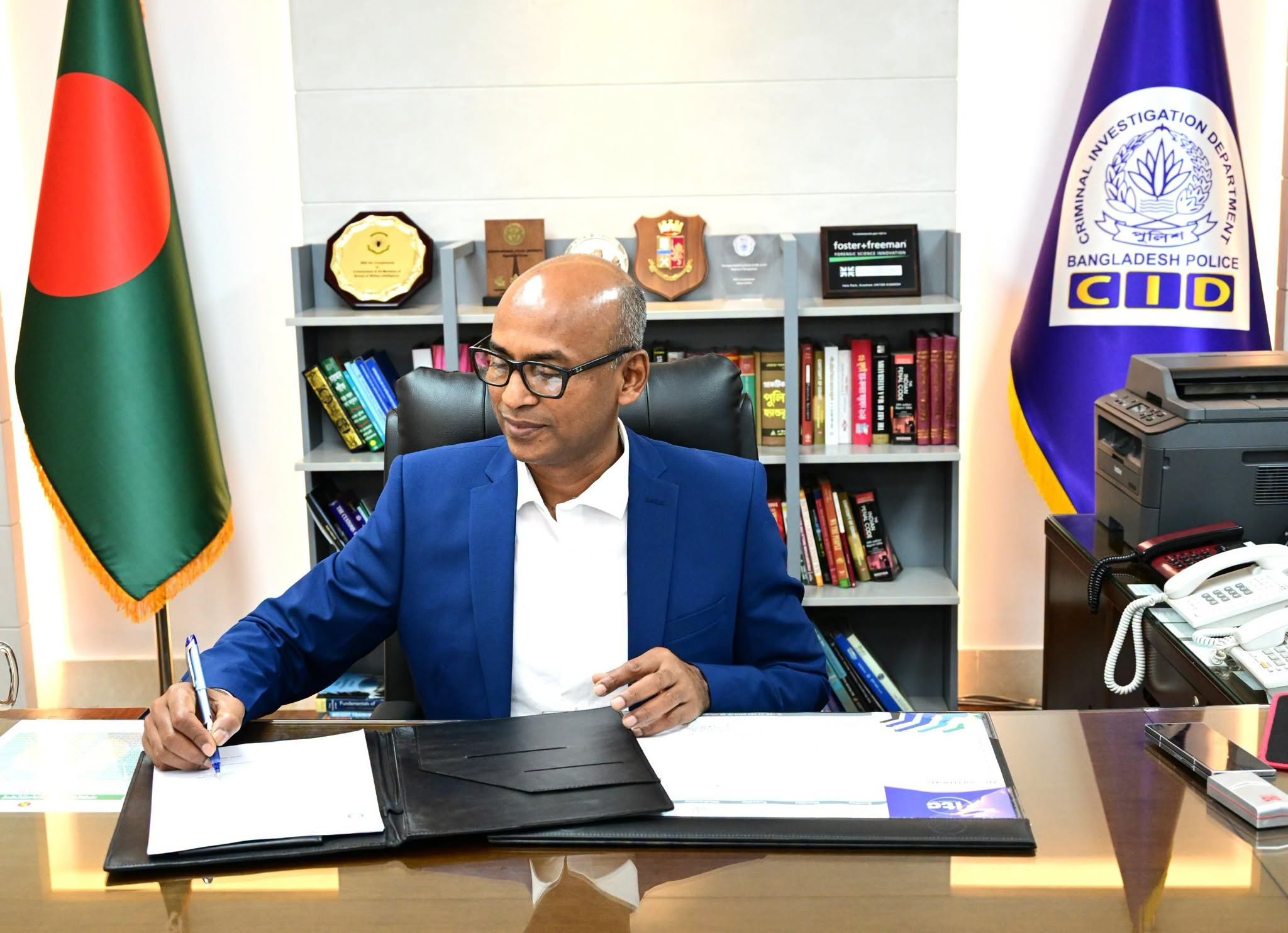 সিআইডির প্রধান হিসেবে দায়িত্ব নিলেন ব্যারিস্টার মোহাম্মদ মোশাররফ হোছাইন