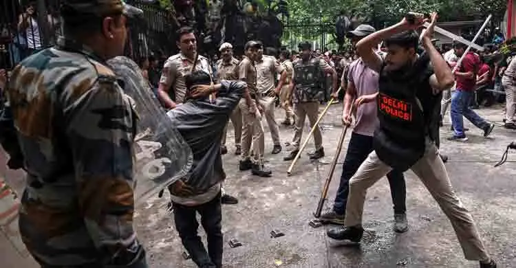 বিক্ষোভে উত্তাল দিল্লি, পুলিশের লাঠিচার্জ, ইন্টারনেট বন্ধ
