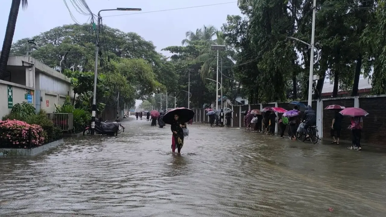 টানা ভারী বৃষ্টিতে চট্টগ্রামজুড়ে জলাবদ্ধতা, দুর্ভোগে নগরবাসী
