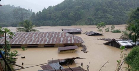 বন্যায় ৭ জেলায় প্রাণহানি বেড়ে ৫৬, আশ্রয়কেন্দ্রে ১০ হাজারের বেশি মানুষ
