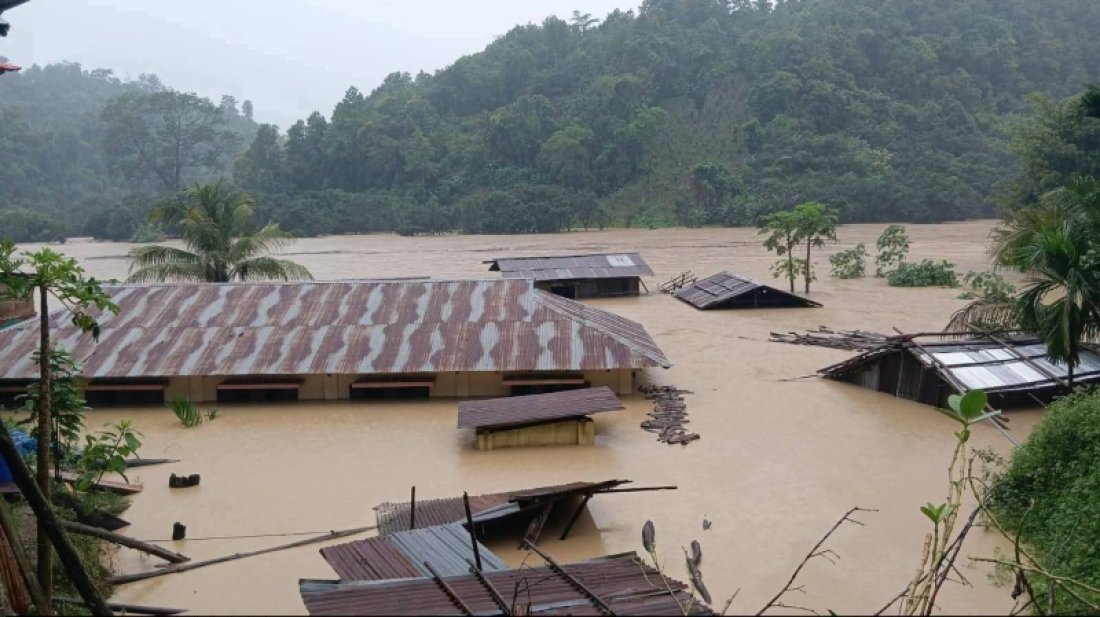 বন্যায় ৭ জেলায় প্রাণহানি বেড়ে ৫৬, আশ্রয়কেন্দ্রে ১০ হাজারের বেশি মানুষ