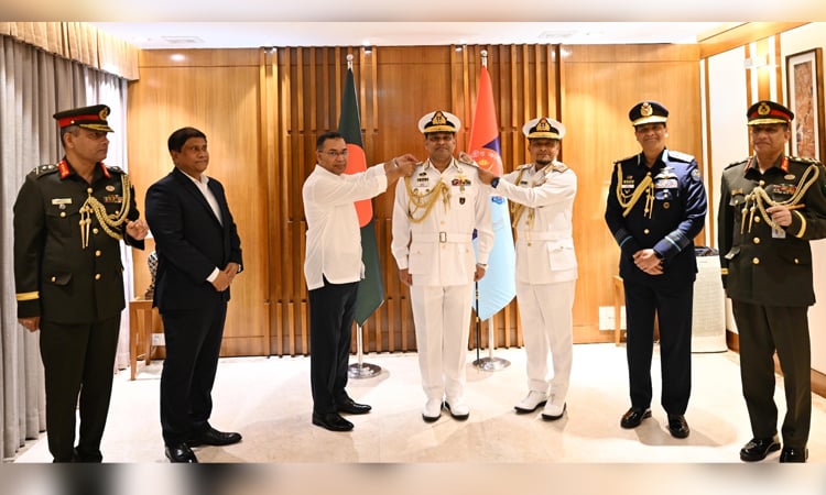 নবনিযুক্ত নৌপ্রধানকে র্যাঙ্ক ব্যাজ পরিয়ে দিলেন প্রধানমন্ত্রী