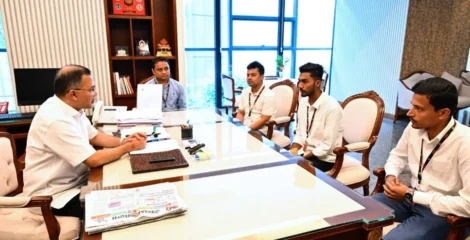 প্রধানমন্ত্রীর সঙ্গে জুলাই যোদ্ধা শেখ আজিজুর রহমানের সাক্ষাৎ