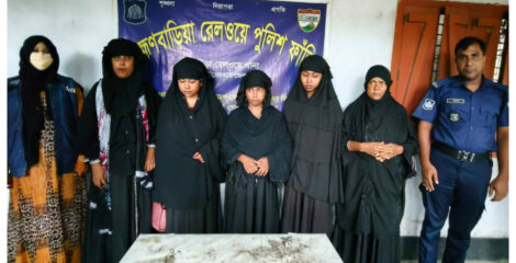 ব্রাহ্মণবাড়িয়া রেলস্টেশনে অভিযানে ছিনতাই চক্রের ১১ নারী সদস্য আটক
