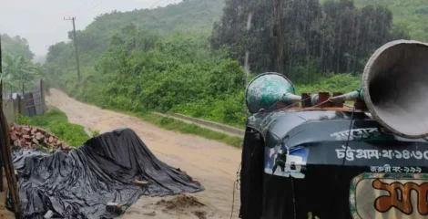 পাহাড়ধসের শঙ্কা, ঝুঁকিপূর্ণ এলাকা ছাড়তে প্রশাসনের মাইকিং