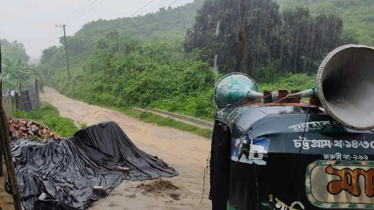 পাহাড়ধসের শঙ্কা, ঝুঁকিপূর্ণ এলাকা ছাড়তে প্রশাসনের মাইকিং
