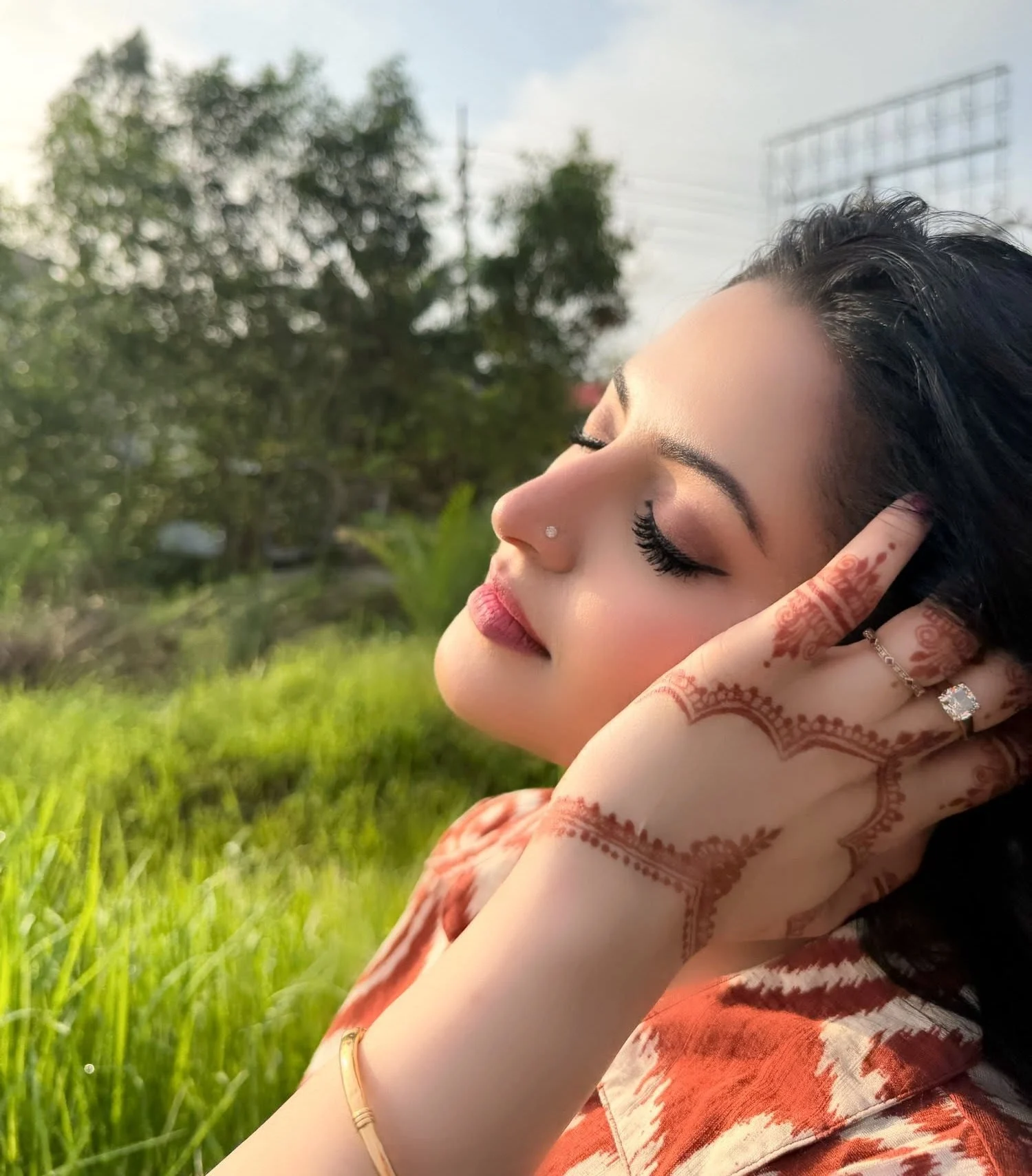 রোদের পরশে নতুন লুকে মুগ্ধতা ছড়ালেন পরীমণি