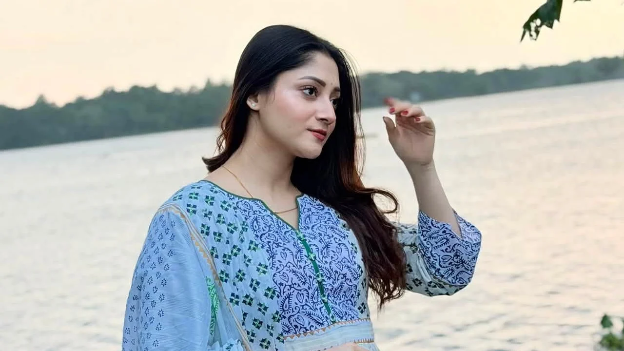 বাগদানের গুঞ্জনের মধ্যেই নতুন লুকে ধরা দিলেন পূজা চেরি
