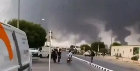সৌদির তেল স্থাপনায় হুতি হামলা, আরামকো স্থাপনা থেকে ধোঁয়া
