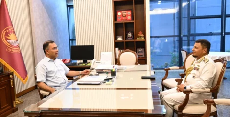 প্রধানমন্ত্রীর সঙ্গে বিদায়ী নৌবাহিনী প্রধানের সৌজন্য সাক্ষাৎ