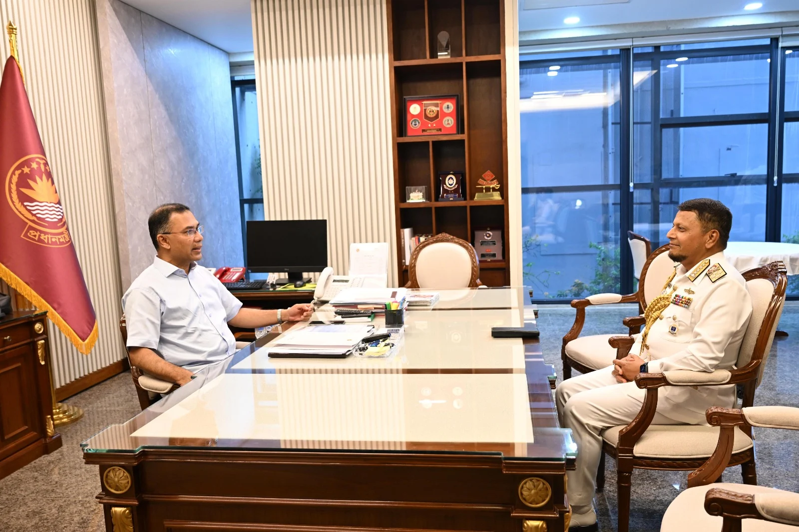 প্রধানমন্ত্রীর সঙ্গে বিদায়ী নৌবাহিনী প্রধানের সৌজন্য সাক্ষাৎ