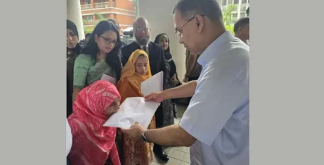 প্রতিবন্ধী তিন ব্যক্তির হাতে নিয়োগপত্র তুলে দিলেন প্রধানমন্ত্রী