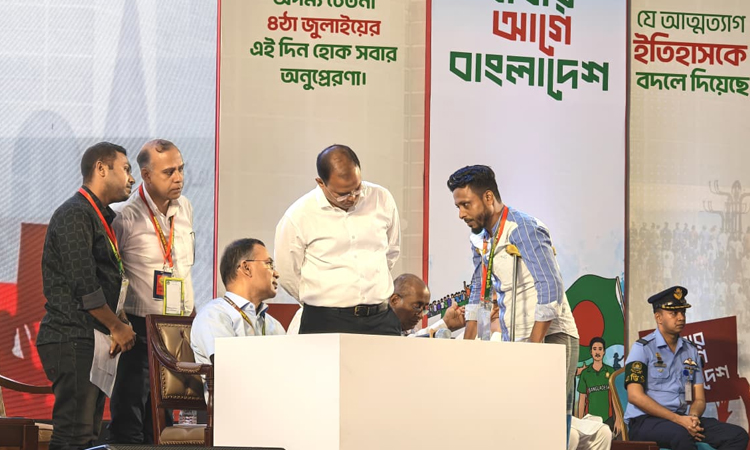 প্রধানমন্ত্রীর সামনে কান্নায় ভেঙে পড়লেন জুলাই শহীদদের স্বজনেরা