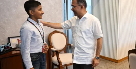 প্রধানমন্ত্রীর সঙ্গে সাক্ষাতে হাসিমুখে তাহসিন, উপহার পেলেন স্বাক্ষর করা বাস্কেটবল ও ড্রোন