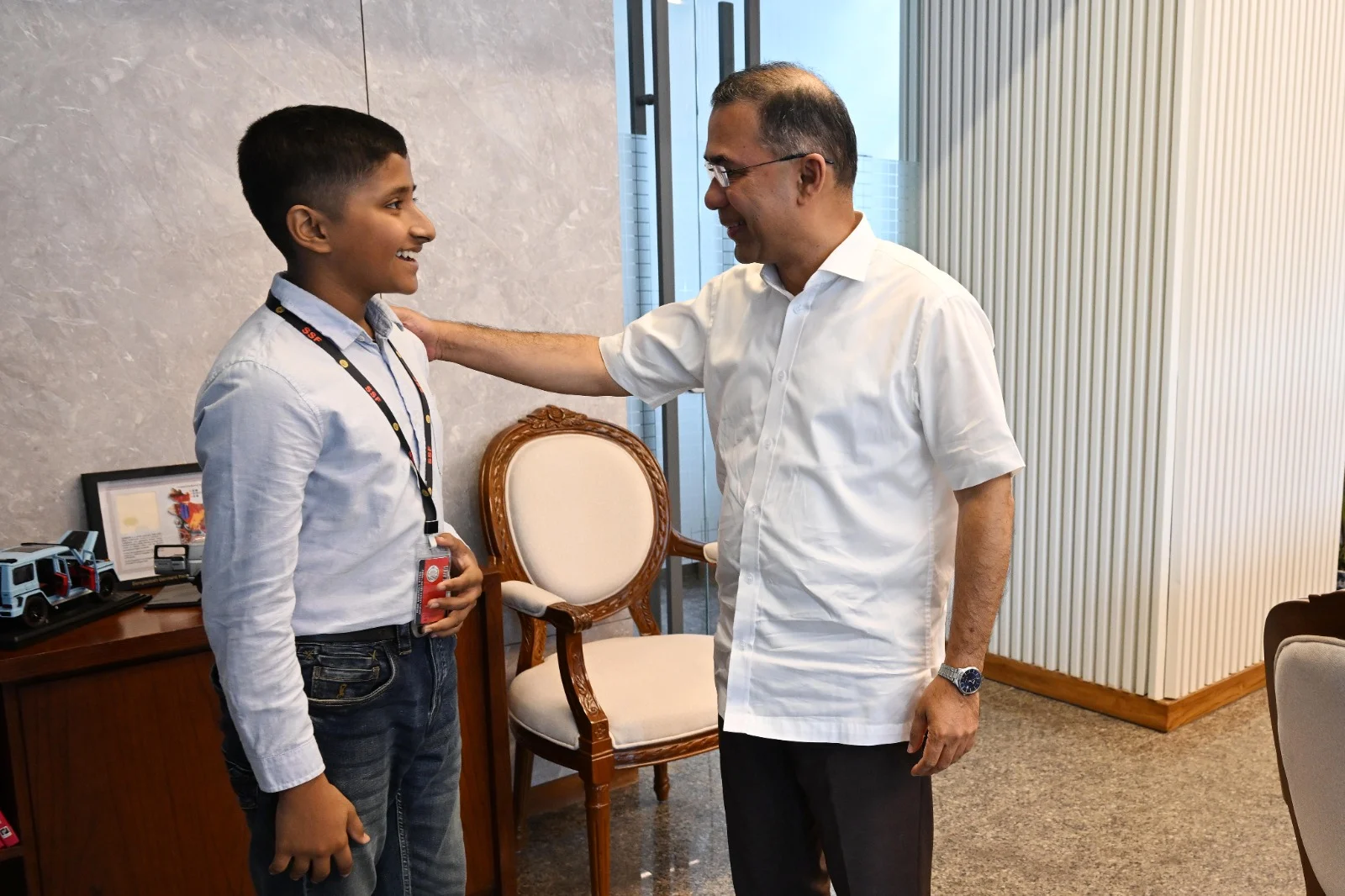 প্রধানমন্ত্রীর সঙ্গে সাক্ষাতে হাসিমুখে তাহসিন, উপহার পেলেন স্বাক্ষর করা বাস্কেটবল ও ড্রোন