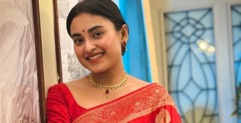 লাল শাড়িতে মুগ্ধতা ছড়ালেন তটিনী